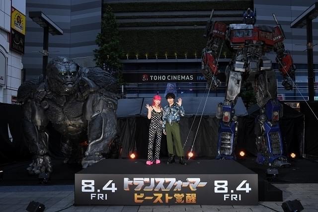 写真左がオプティマスプライマル、右がオプティマスプライム