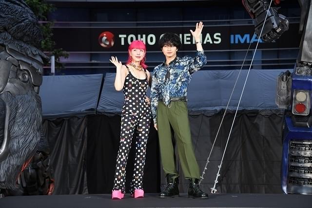 中島健人＆仲里依紗「テンション上がる！」 大ファン「トランスフォーマー」巨大立像に大興奮
