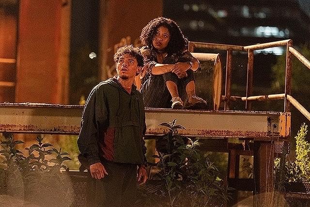 主役のノア（演：アンソニー・ラモス）とエレーナ（演：ドミニク・フィッシュバック）