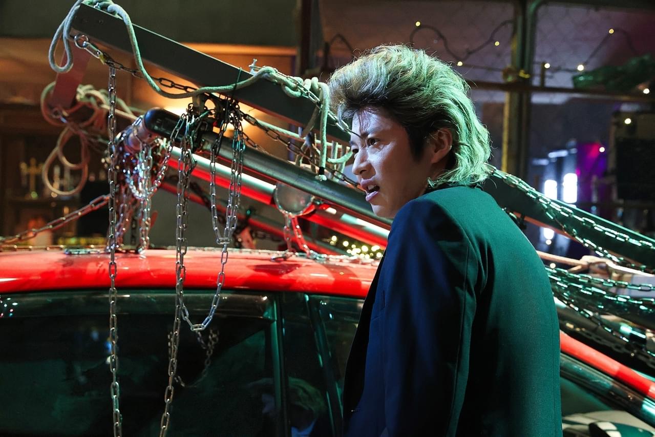 田中圭が金髪リーゼントのレジェンドに！ 岸優太の先輩役、八神紅一の「Gメン」場面写真＆キャラクターPV公開