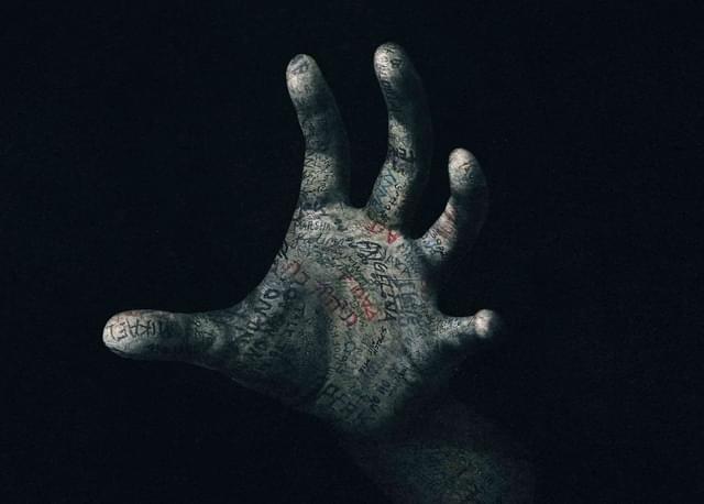 儀式のカギとなる“手”