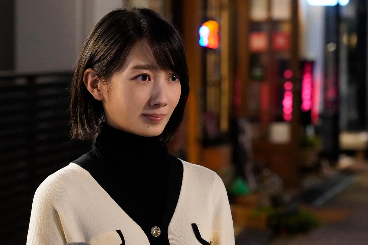 波瑠が挑んだミステリアスな難役 凛とした美しさを写した「アナログ」場面写真を独占入手