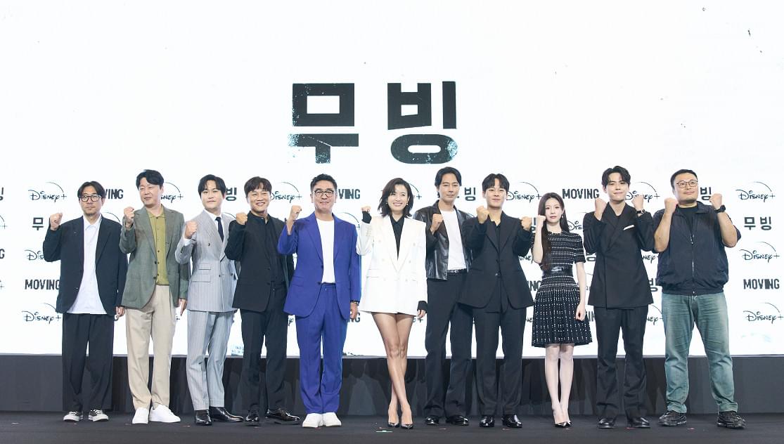 「ムービング」イ・ジョンハ、大緊張の記者会見 “母親”ハン・ヒョジュが「息子、ファイト！」とエール