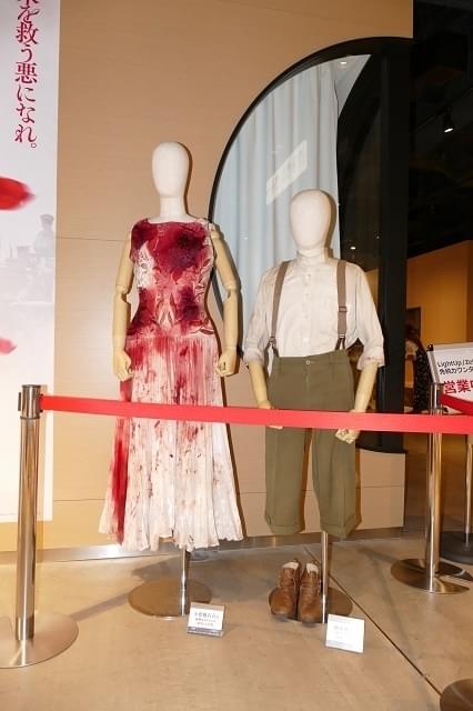 「リボルバー・リリー」を象徴する血まみれ純白ドレス