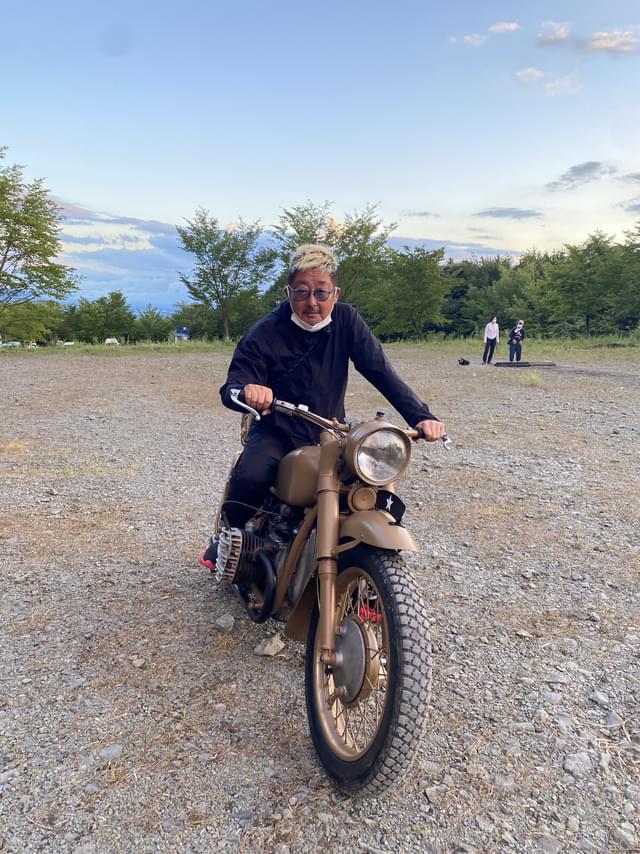 撮影現場での紀伊宗之プロデューサー