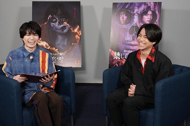 リラックスした雰囲気の重岡大毅（右）と西畑大吾（左）