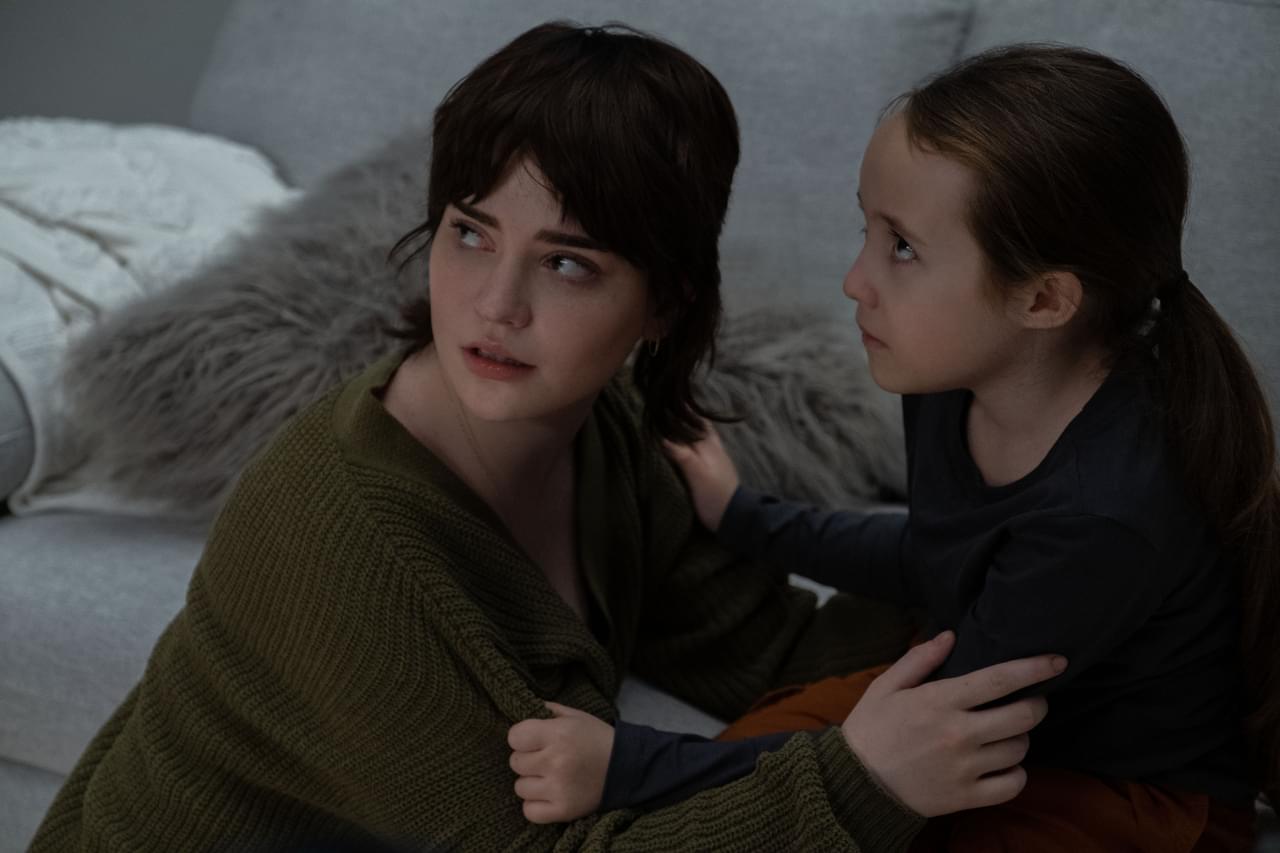 謎の死を遂げた子どもたち、血がついた紙に描れた正体とは…「ブギーマン」恐怖の始まりの本編映像