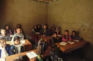 アフガニスタンで長期取材を続けた写真家のドキュメント「鉛筆と銃 長倉洋海の眸（め）」特報＆場面写真