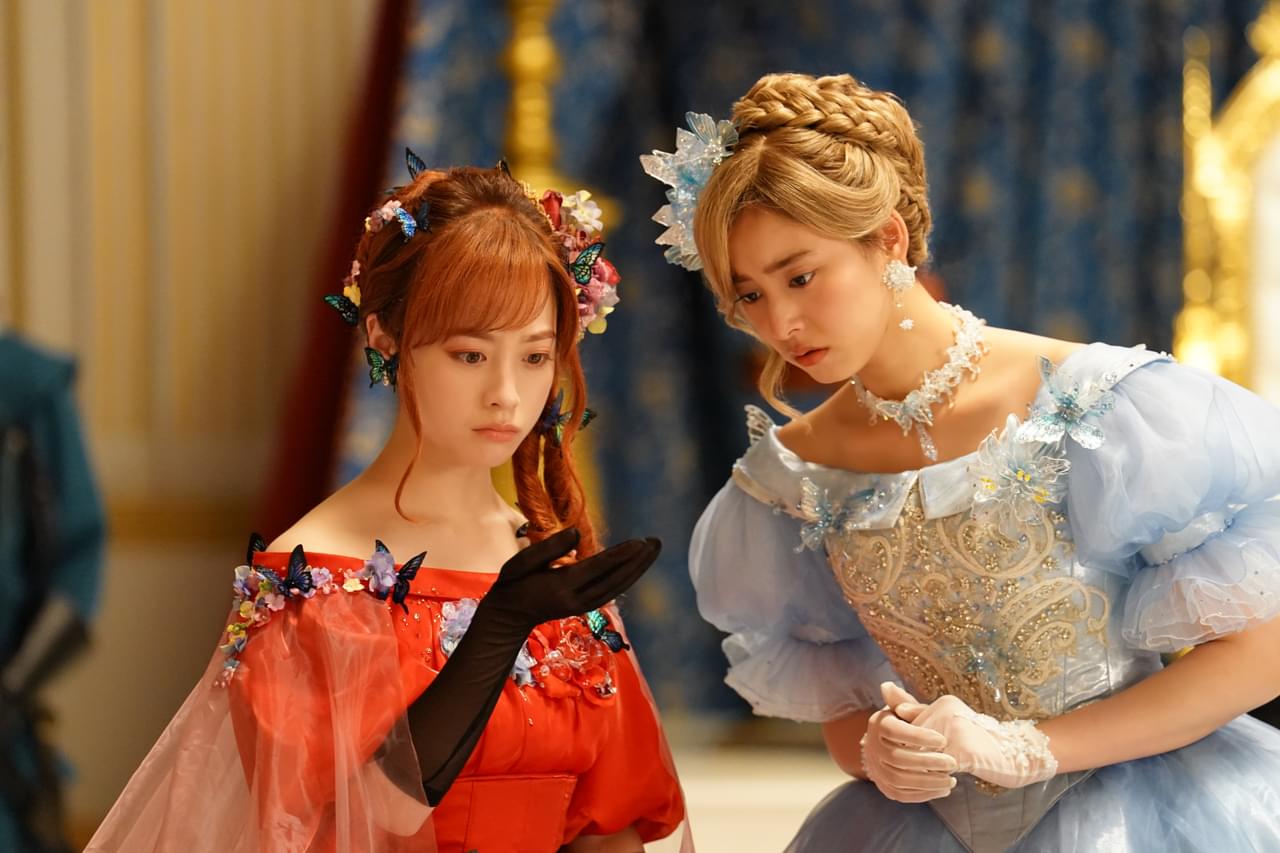 橋本環奈×新木優子×岩田剛典「赤ずきん、旅の途中で死体と出会う。」キャストがおとぎ話の世界に降りたった！場面写真10点