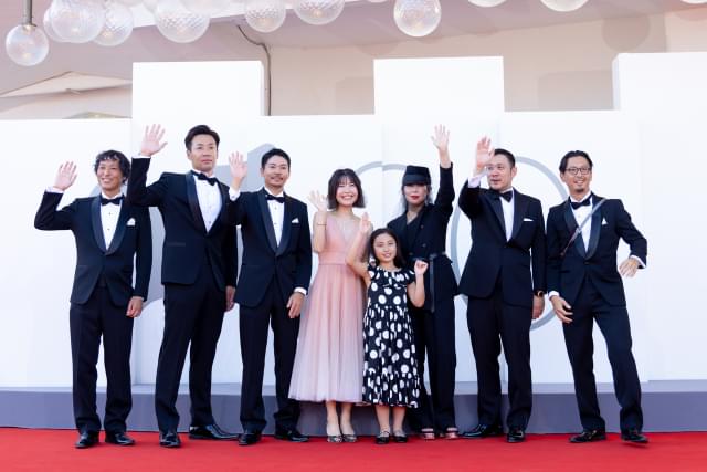 キャスト陣らとレッドカーペットに登壇