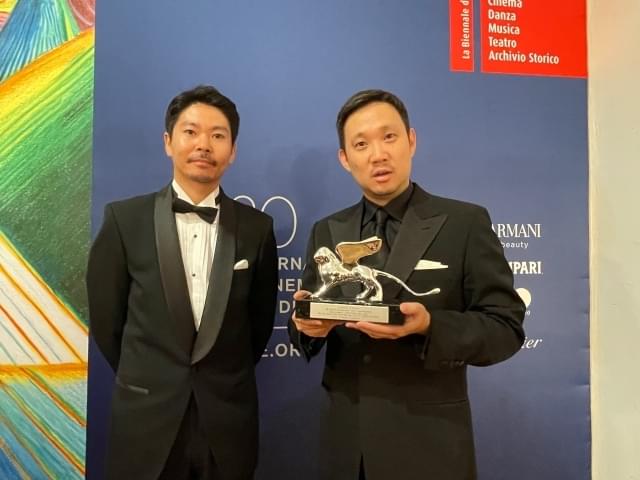 濱口竜介監督(右)と大美賀均