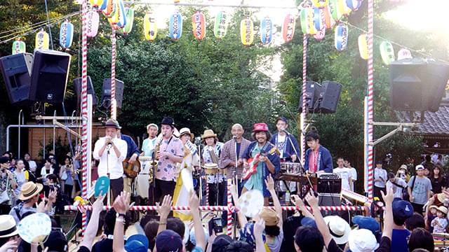 ラテンのリズムにのせた民謡を奏でる「民謡クルセイダーズ」