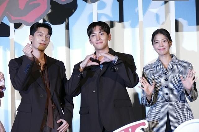 スター3人の来日に、駆けつけたファンが大熱狂!