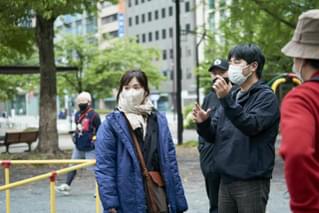 松岡茉優、窪田正孝らがコロナ禍の撮影現場に集結！ 「愛にイナズマ」クランクイン映像