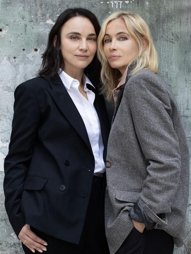 「Un silence si bruyant」のエマニュエル・ベアールとアナスタシア・ミコヴァ監督