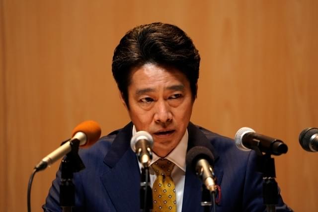 孫娘の誘拐犯から“罪の自白”を要求される大物政治家役