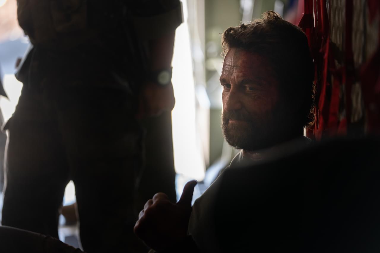 サウジアラビア版「地獄の黙示録」!? ド派手アクションの裏側、お茶目なジェラルド・バトラーを映すメイキング映像