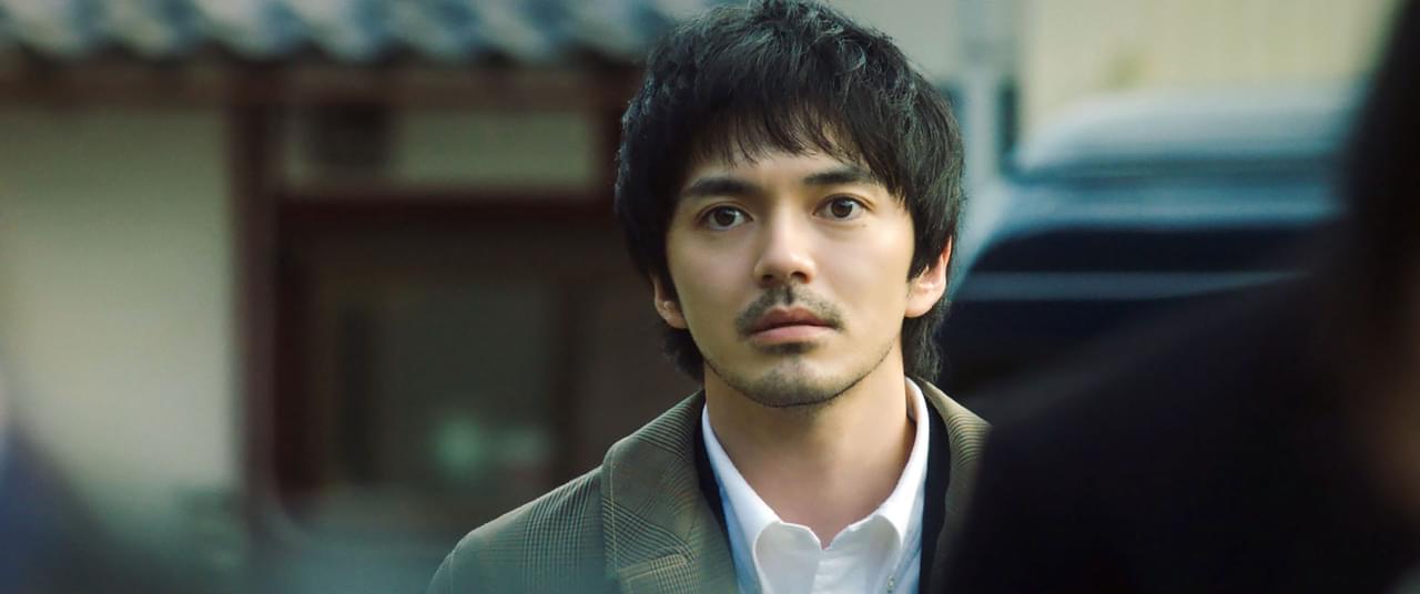 林遣都「隣人X」で週刊誌記者役を熱演 SNSで話題の“ヒゲノハヤシ”を堪能できる場面写真