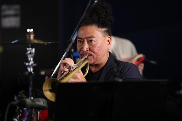 観客は、ジャズバンドの生演奏に酔いしれた