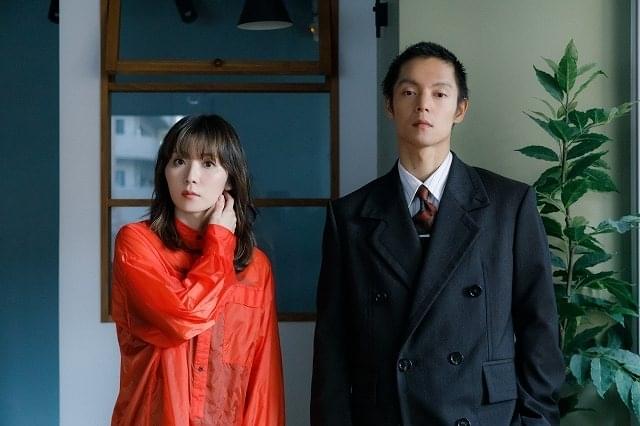 松岡茉優（左）、窪田正孝（右）