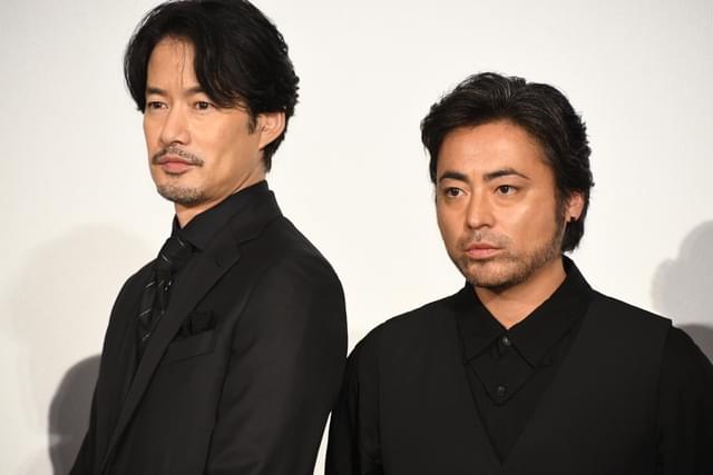 舞台挨拶に立った竹野内豊と山田孝之