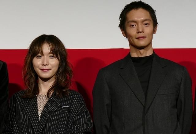主演の松岡茉優と窪田正孝