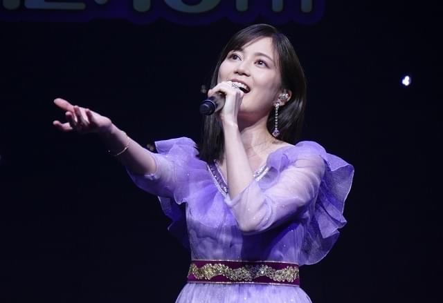 熱唱する生田絵梨花