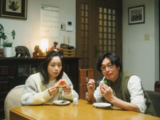 男女がスイカを食べるのは官能的瞬間!? 深川麻衣主演「つんドル」普通のおっさん＆沼らせ男が対照的な本編映像