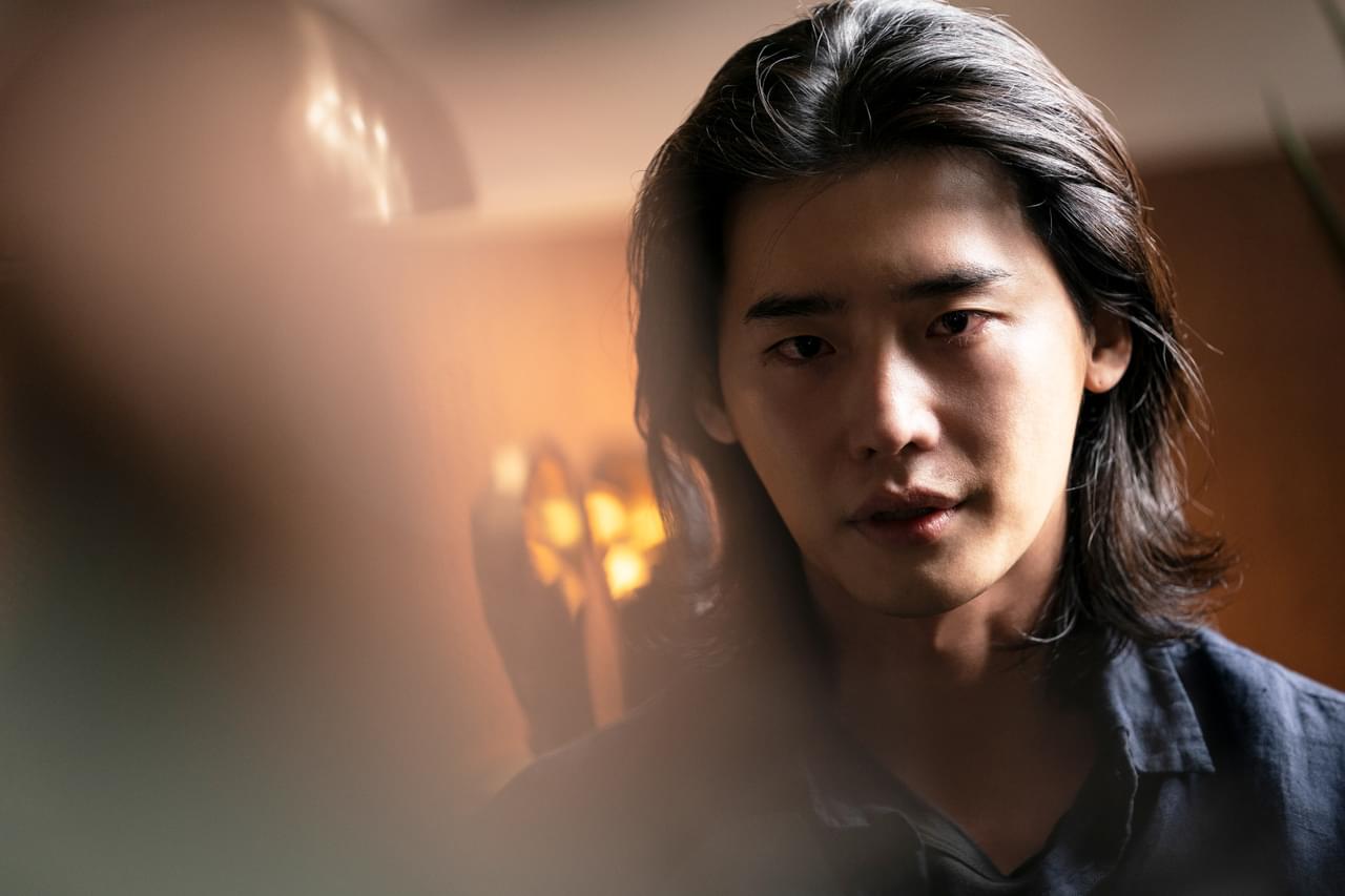 イ・ジョンソクの次々と変わるビジュアルに注目！ 冷酷なテロリストを演じた「デシベル」新場面写真独占入手