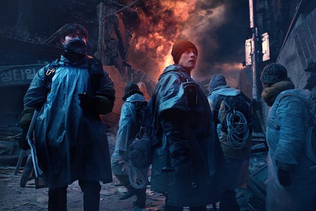 廃墟化したソウルとイ・ビョンホン、パク・ソジュン、パク・ボヨンをとらえた「コンクリート・ユートピア」場面写真、一挙披露