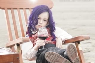 麻実麗、幼少期も麗しすぎた 「翔んで埼玉」続編、衝撃の過去を明かす新場面写真公開