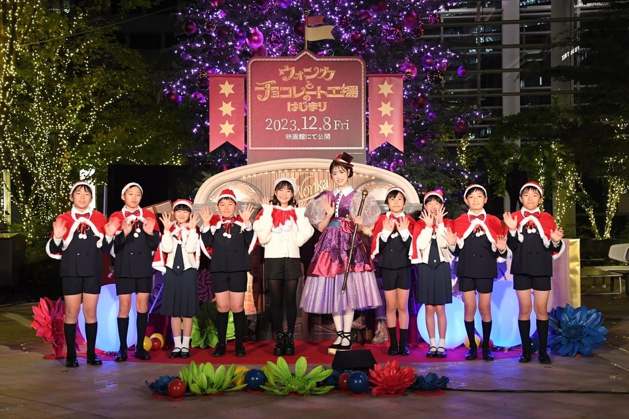 高橋ひかる、チョコレートドレス＆“食べられる”ネックレスで登場！ 「ブギウギ」澤井梨丘、ウォンカツリーの前で生歌唱