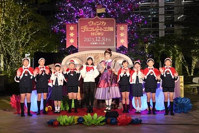 きらびやかなウォンカのチョコレートツリーが点灯！