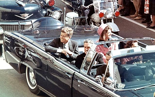 「JFK 新証言 知られざる陰謀 劇場版」は公開中