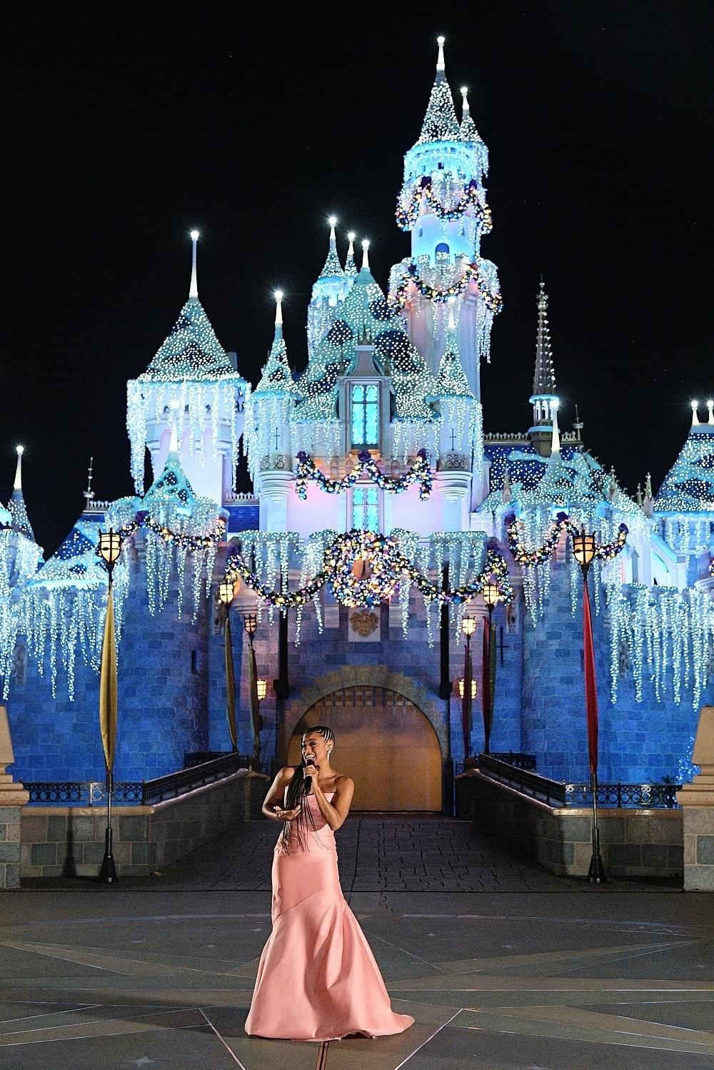 オスカー女優アリアナ・デボーズ、「ウィッシュ」を熱唱する特別映像 ディズニーランド・リゾートにサプライズ登場