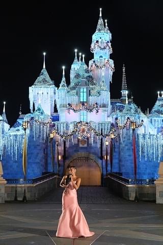 オスカー女優アリアナ・デボーズ、「ウィッシュ」を熱唱する特別映像 ディズニーランド・リゾートにサプライズ登場