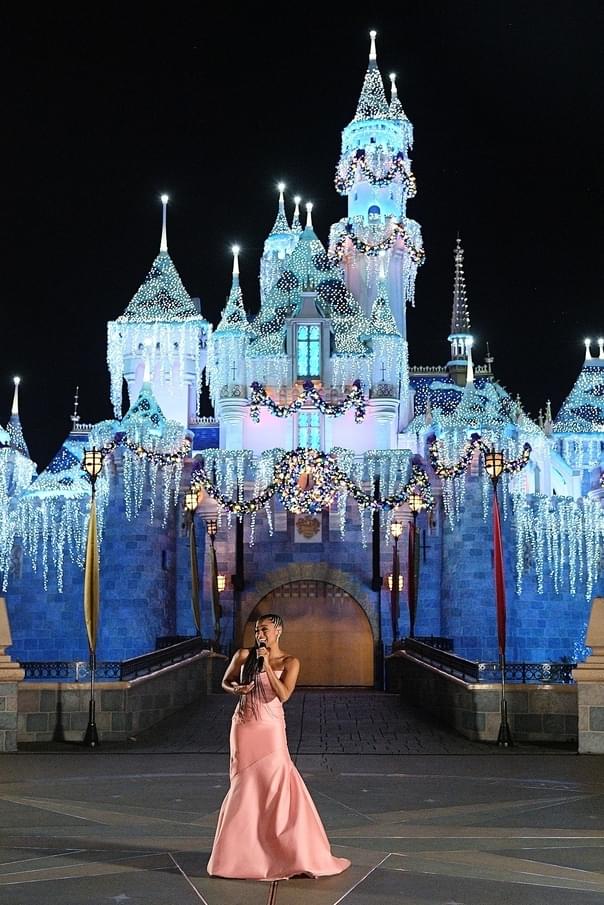 「ウエスト・サイド・ストーリー」のオスカー女優アリアナ・デボーズ