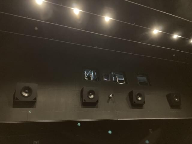 新文芸坐背部のスピーカー