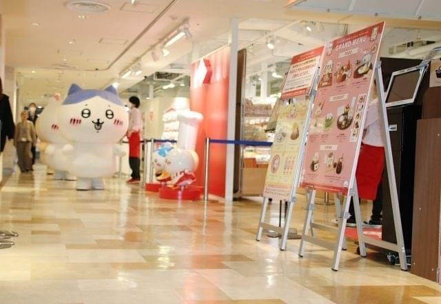 ハチワレを先頭に会場入りする3匹。ちょこっと見えてるちいかわとうさぎの耳がかわいい。