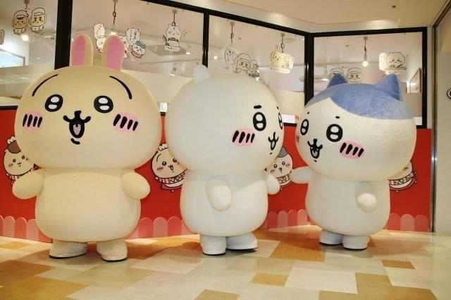 話しかけるちいかわと、無視するうさぎ