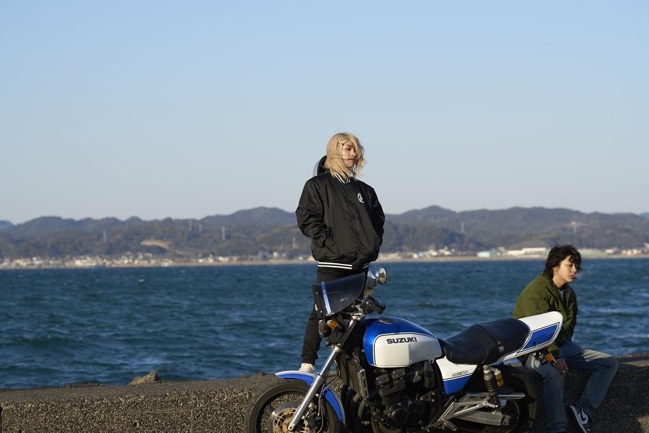 倉悠貴×醍醐虎汰朗、単車2ケツで海岸線疾走 「OUT」超青春シーン公開
