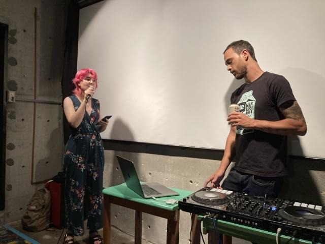 那覇市でライブを行ったBEEとウーゴ