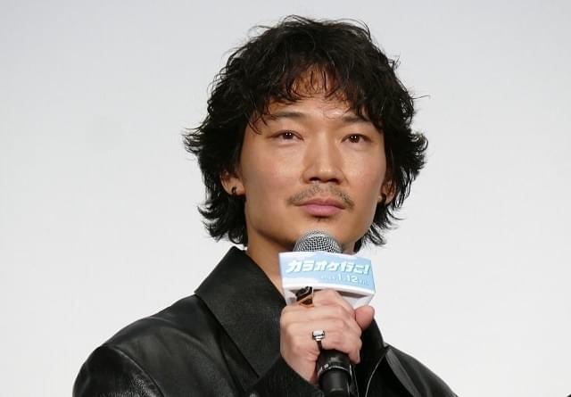 綾野剛「全編裏声で歌っております」 主演作「カラオケ行こ！」でX JAPANの「紅」熱唱