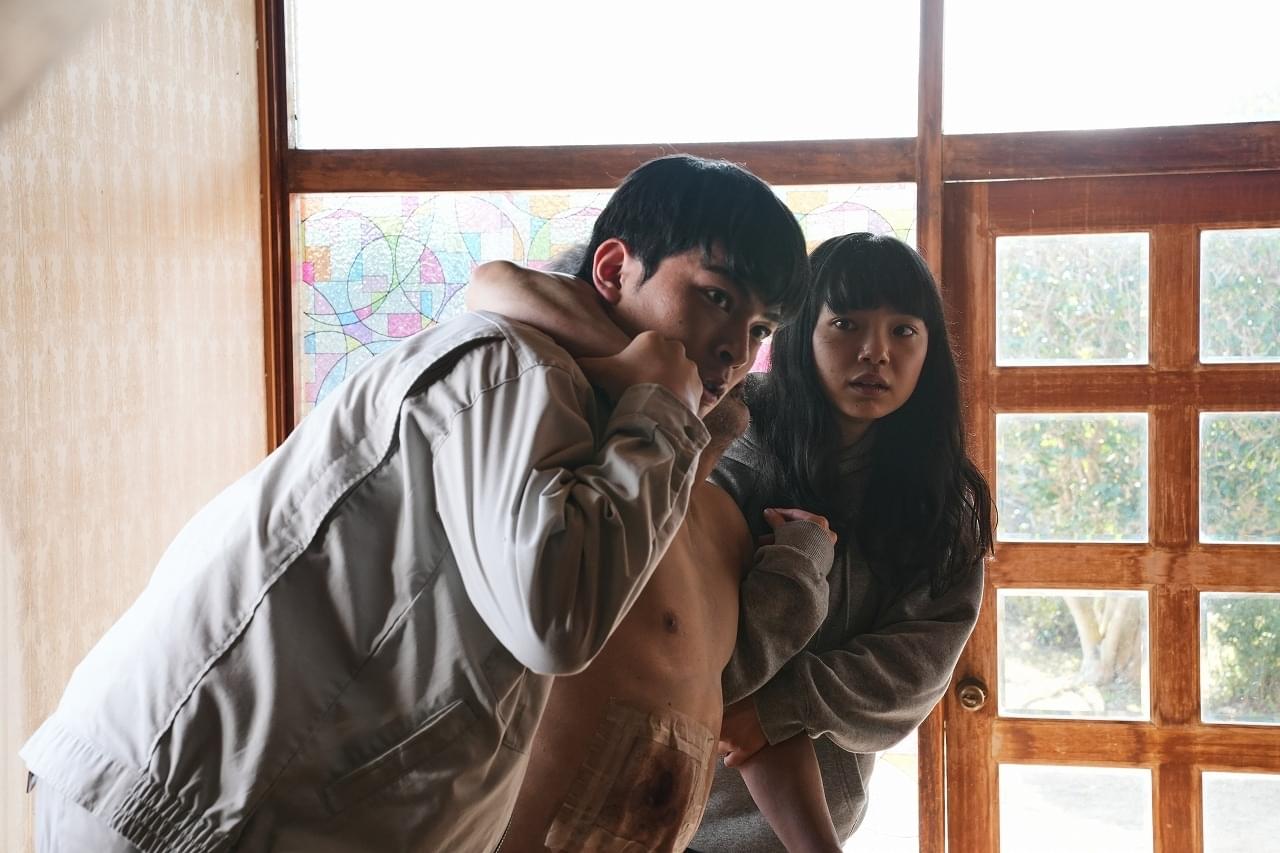 【不気味な組体操】腹部が不自然に膨らんだ祖母を、家族全員が血を流し必死に支える… R15ホラー「みなに幸あれ」新場面写真