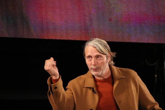 最後は投げキッス＆指ハートでお別れ