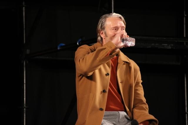 水を飲むマッツ・ミケルセン