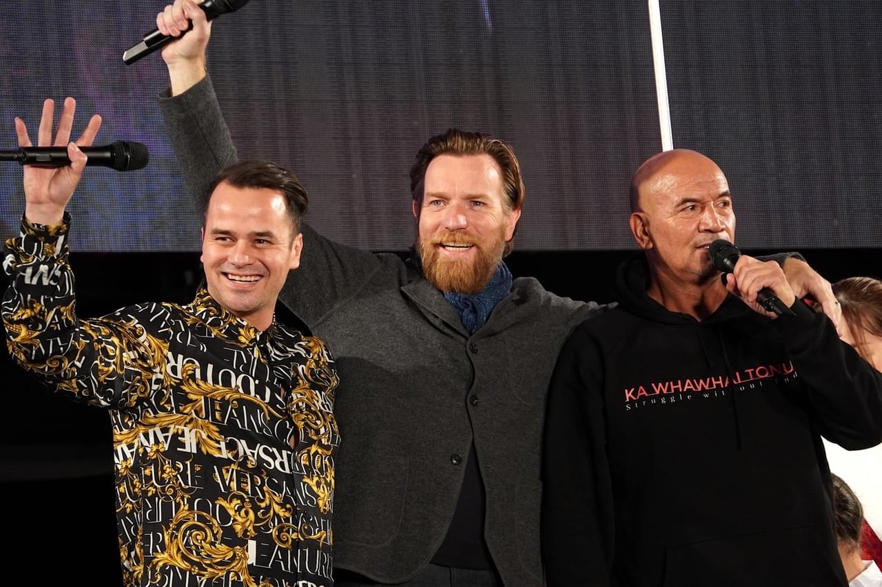 ユアン・マクレガー、日本のファンに笑顔で「マイパダワン」！ テムエラ・モリソン＆ダニエル・ローガン揃い踏みで生歌も披露【東京コミコン2023】