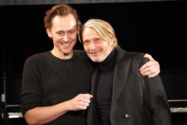 マッツ・ミケルセン（右）とトム・ヒドルストン