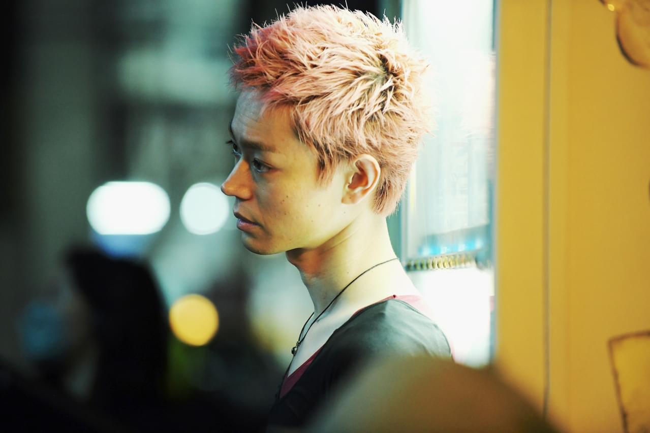 菅田将暉“治安悪い系”キャラを好演 岡山天音主演作でド派手なピンクの短髪、本編映像公開