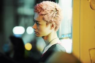 菅田将暉“治安悪い系”キャラを好演 岡山天音主演作でド派手なピンクの短髪、本編映像公開